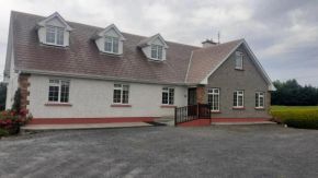 Spacious 6 Bed House 10 minutes from Knock Airport